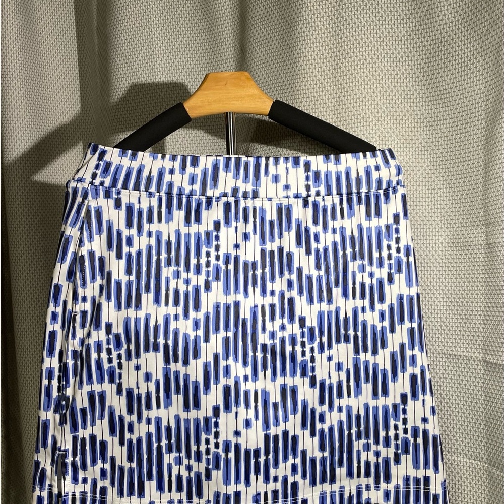Izod Women's Blue and White Geometric Golf Skort with pockets